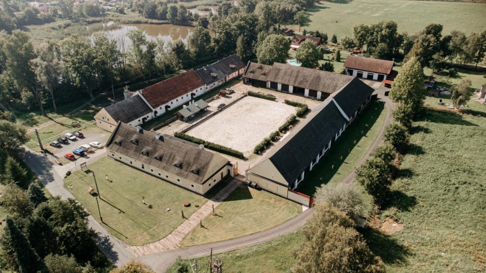 Dvur Olsiny -Hotel And Horse-Riding Karviná Exterior foto